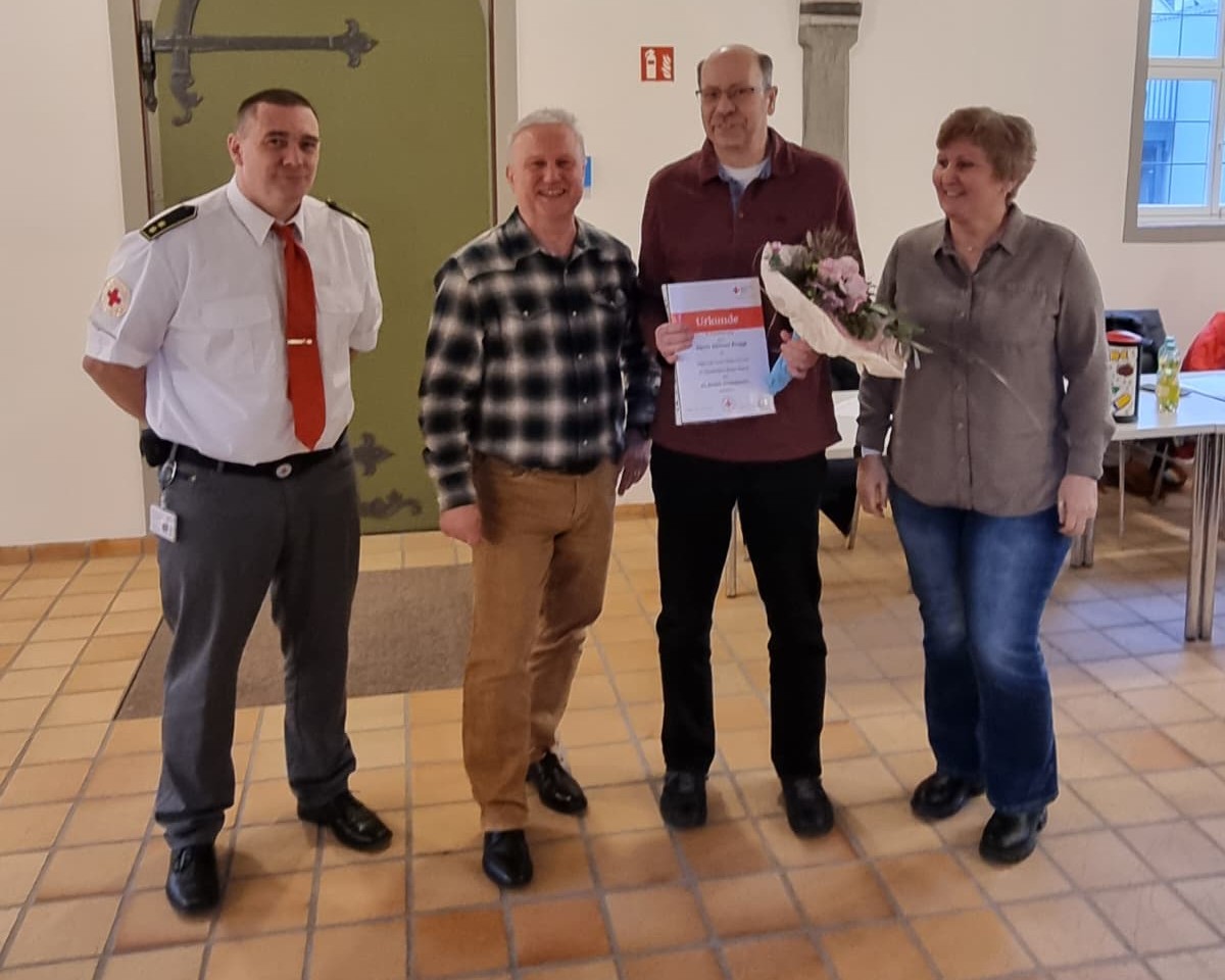 Urkundenübergabe bei der Jahreshauptversammlung 2025