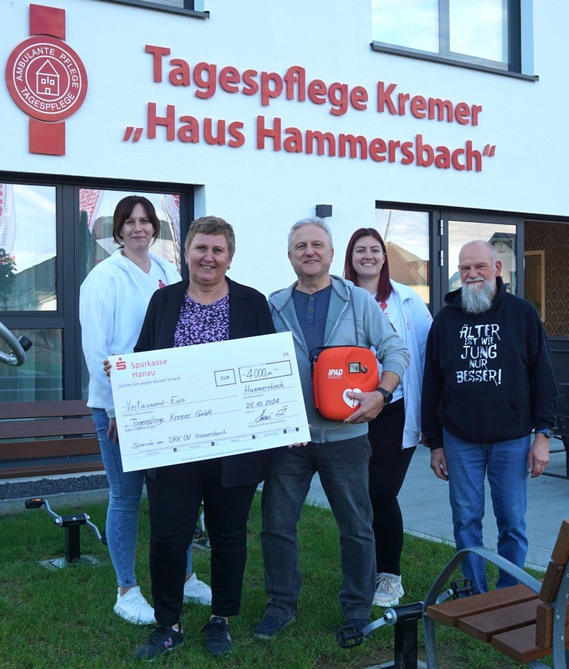 Übergabe Defibrillator und Scheck an Tagespflege Kremer
